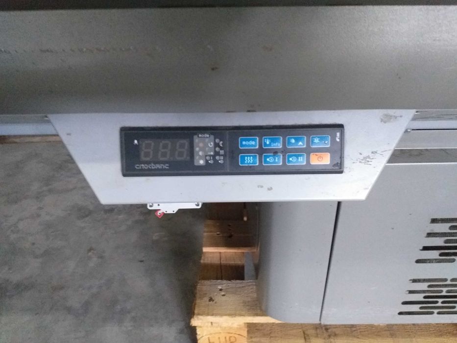 Крайстенна отворена хладилна витрина Carrier