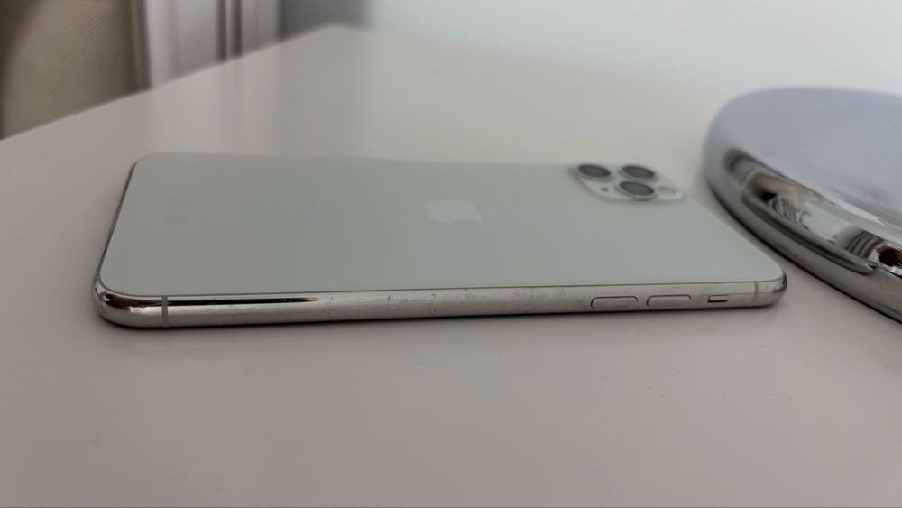 Vand Iphone 11 Pro Max culoare silver