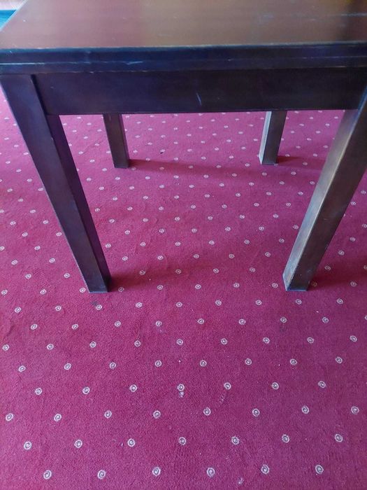 Vând Masã din lemn masiv cu  4 fotolii , 3 bucaţi