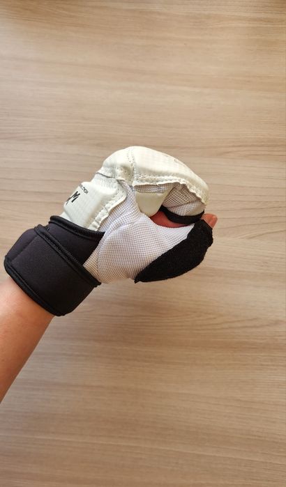 Спортивные перчатки для карате,тхэквандо ,мма.