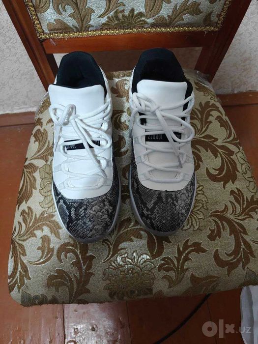 продам air jordan 11 low snake skin 44 размер не разу не носились