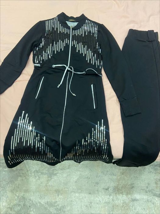 Двойка замокли йанги холати