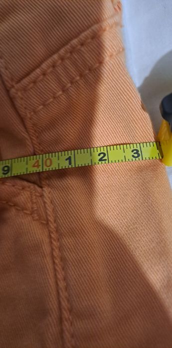 Продавам оранжеви дънки