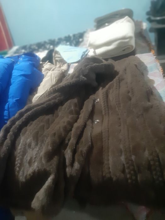 Киымдер сатылады  жана