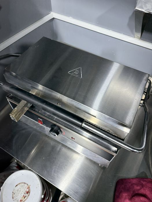 Стол, холодильник , фритрю , тостер