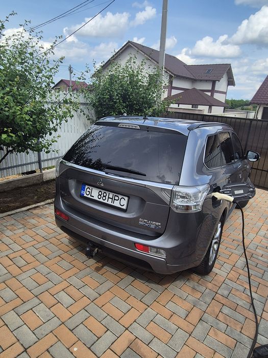 PROPRIETAR  Vând Mitsubishi Outlander.
