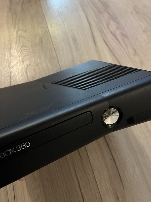 Xbox 360 – Consolă + 2 controllere + 52 jocuri + Kinect