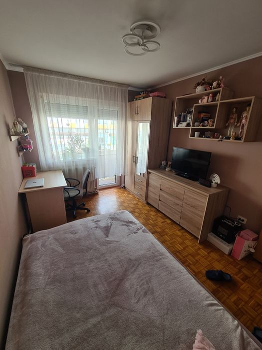 Vind apartament 2 camere, ultracentral, etajul 1, mobilat