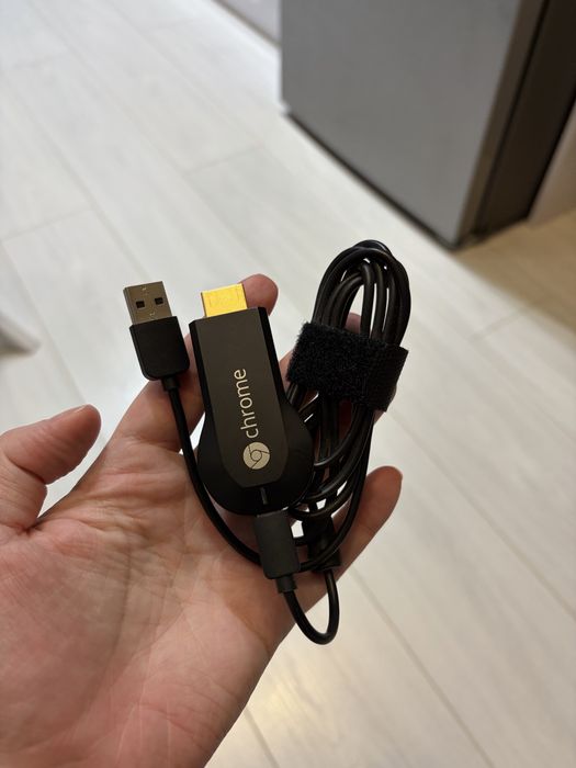 Устройство для трансляции контента на телевизор Google Chromecast