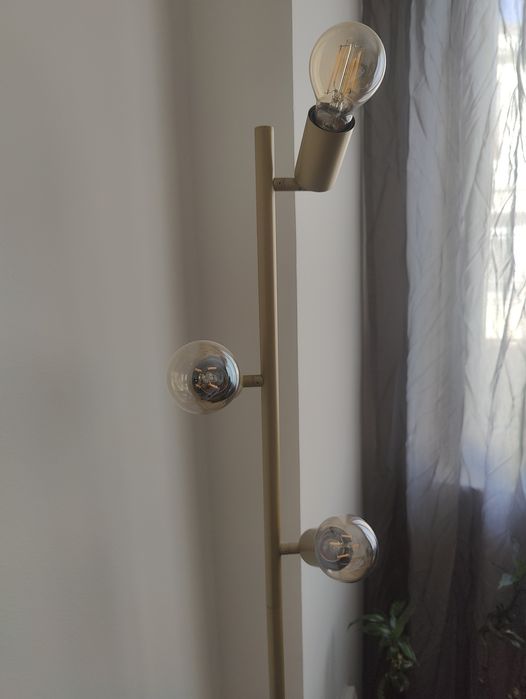 Настолна лампа в златисто