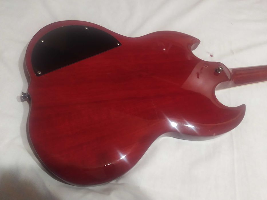 Продавам соло китара "SG Justin"