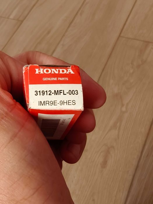 Продавам оригинални иридиеви свещи Honda NGK Iridium IMR9E-9HES (31912-MFL-003)