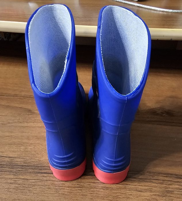 Продам резиновые сапоги на мальчика