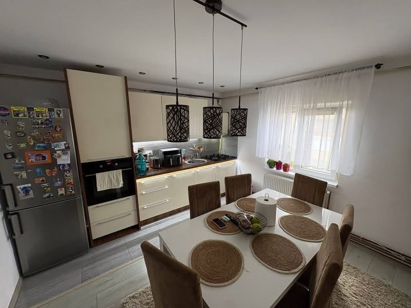 Apartament decomandat, 3 camere, Cotu mic