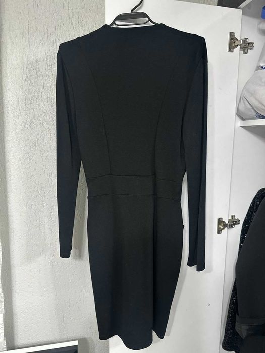 Елегантна черна рокля