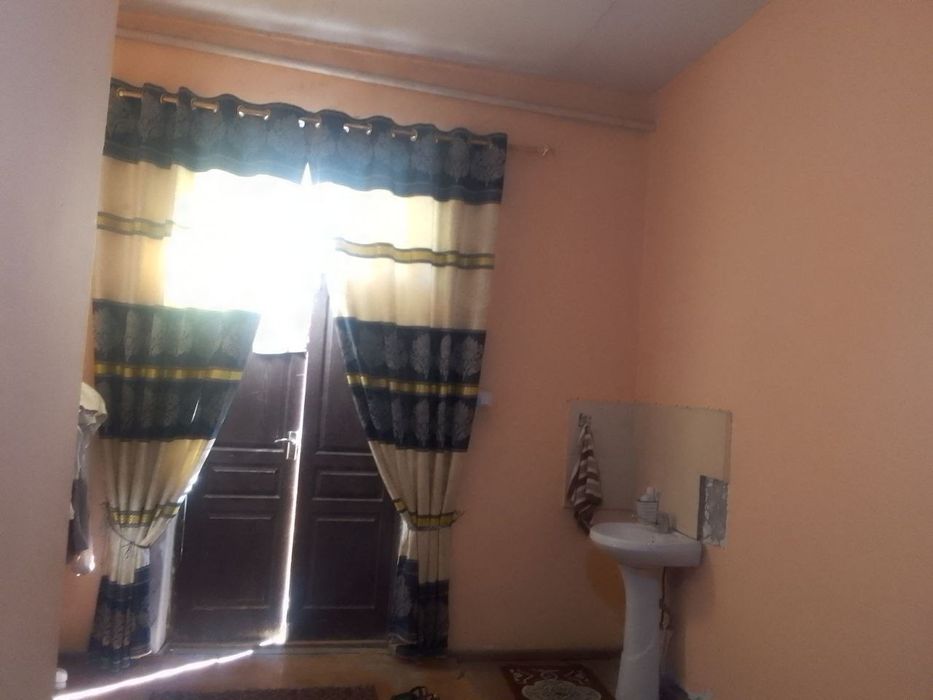 Коттедж сотилади. Угловой Жондор тумани марказида. 6 соток.