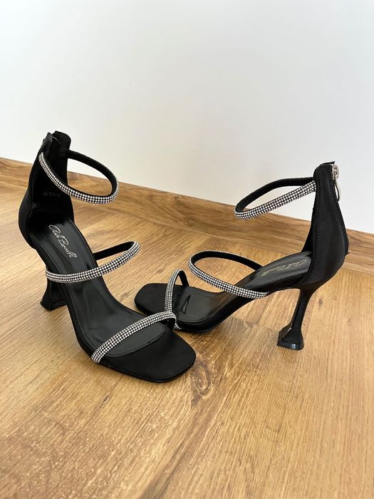 Официални чисто нови сандали на ток