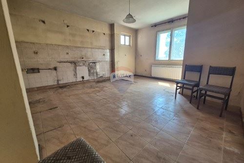 Самостоятелна къща в град Аксаково