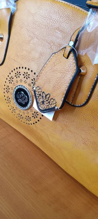 Тъмно синя дамска чанта кожа с две основни дръжки (допълнителна дълга дръжка с регулация) и цип в горната част. С три вътрешни отделения, едното от ко