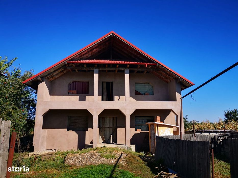 Vând proprietate în Mircești, Iași – Casă la gri, interior la roșu