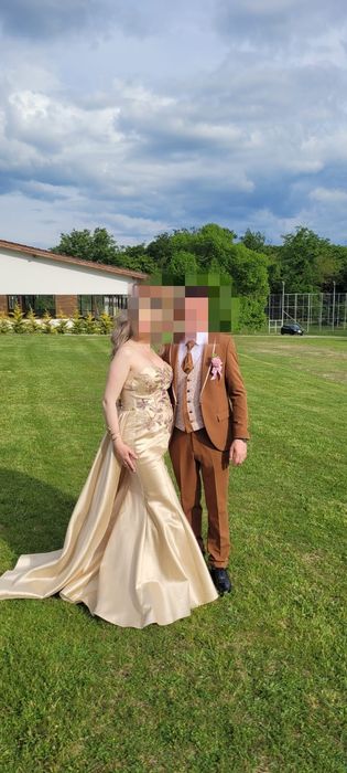 Rochie nasă cu trenă detașabilă și capă