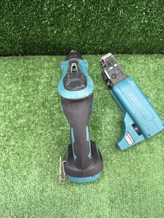 Винтоверт за гипсокартон на Makita DFS452 с допълнителна приставка