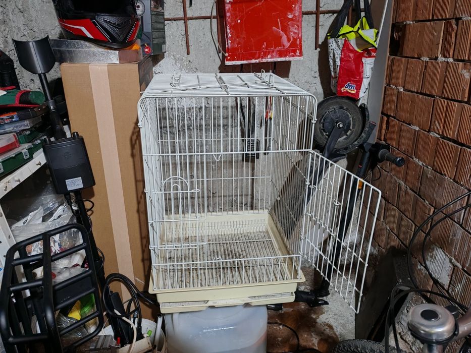 Продавам два броя клетки за птици в много добро състояние. Подходящи с
