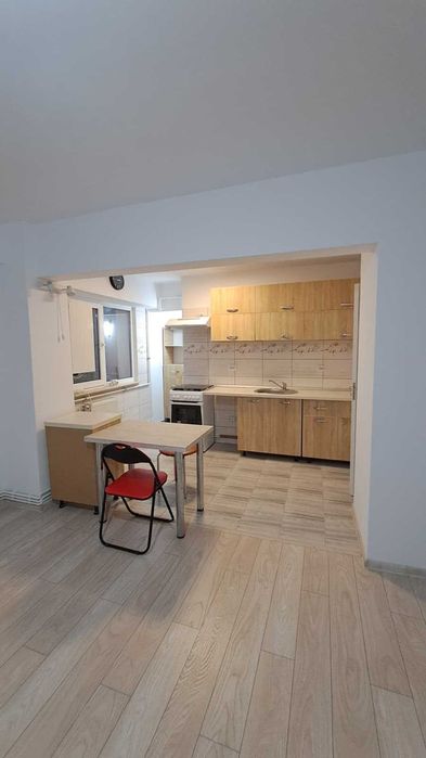 Închiriez apartament 4 came