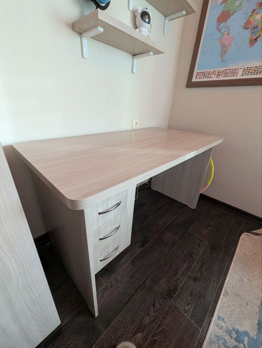 Стол с тумбочкой