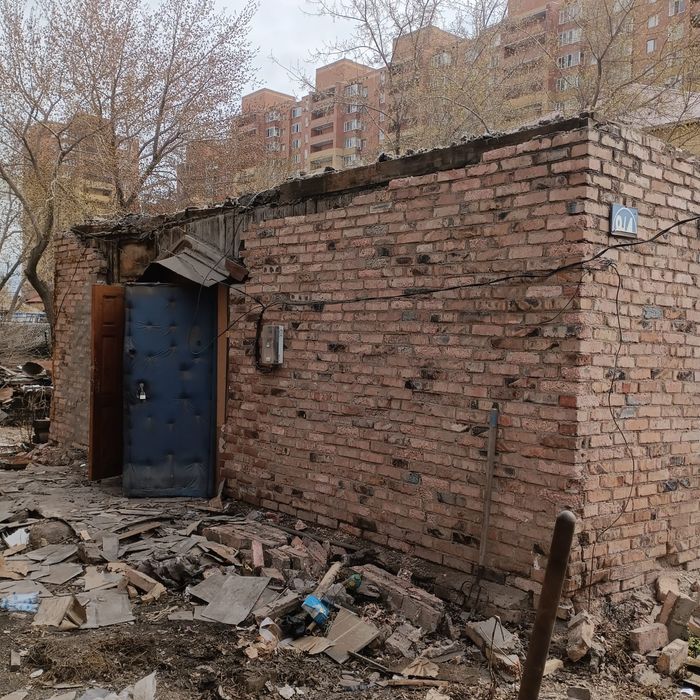 Дом на запчасти(кирпичи и тд)