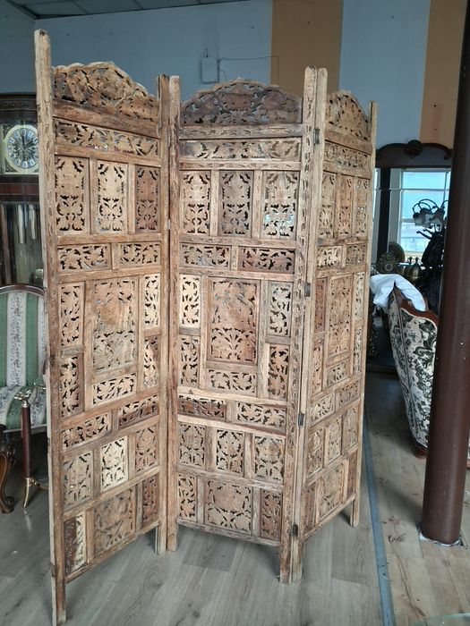 Дървен.  параван