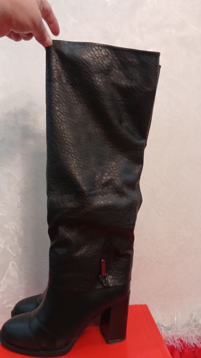 Фирменные кожанные сапоги чёрного цвета в отличном состоянии 40го разм