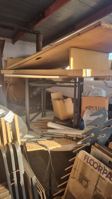 Продаю матрасы стулья столы двери