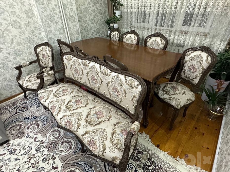 Продаётся стол и стулья
