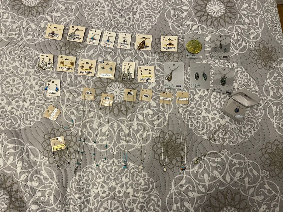 Колиета, обеци и гривни с камъни