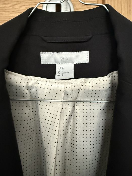 Вталено, късо, черно сако