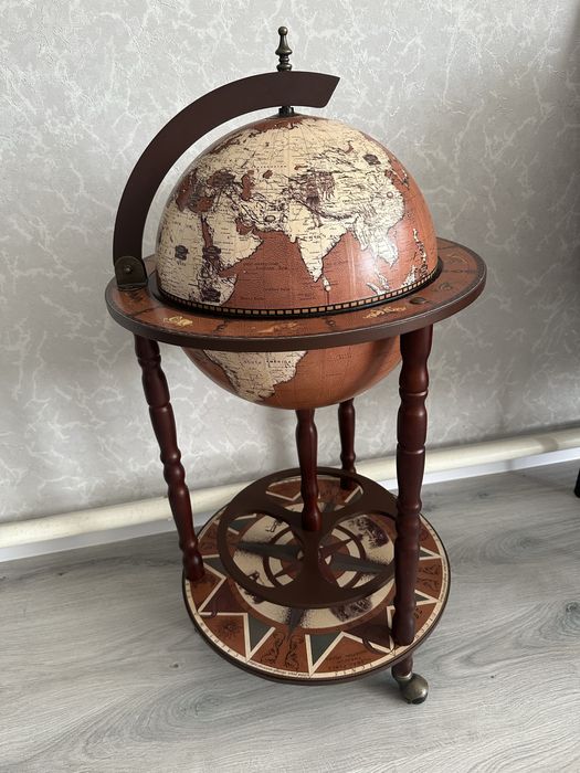 Глобус с храненителем бокалов