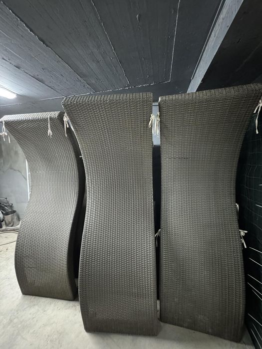 Шезлонги за басейн