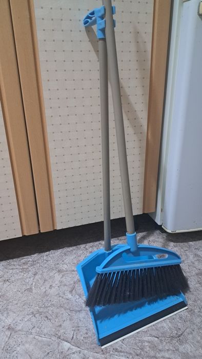 Продам веник и совок, чайник