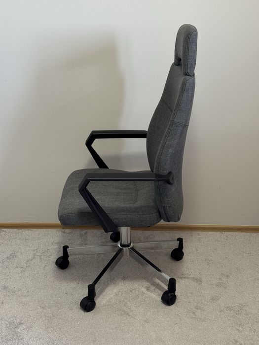 Ергономичен офис стол със сива текстилна тапицерия и метална основа