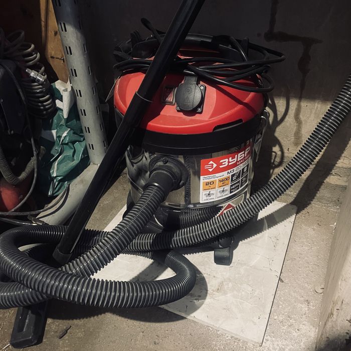 Продам строительный пылесос 20л