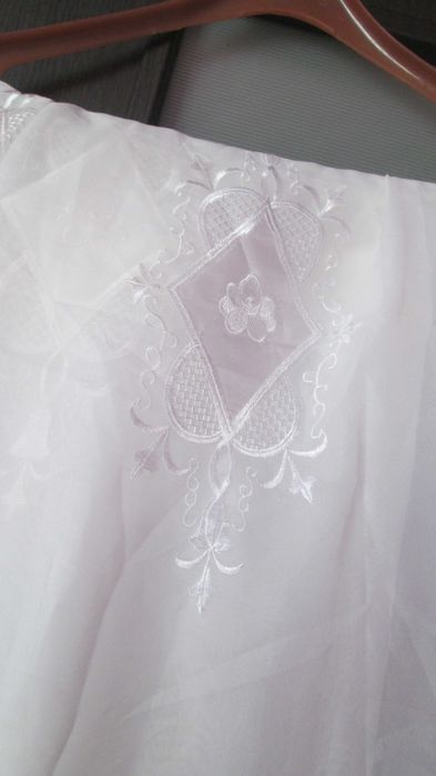 perdea alba cu broderie