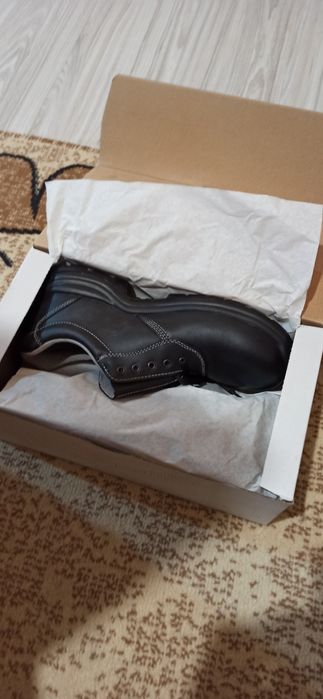 Чисто нови обувки половинки