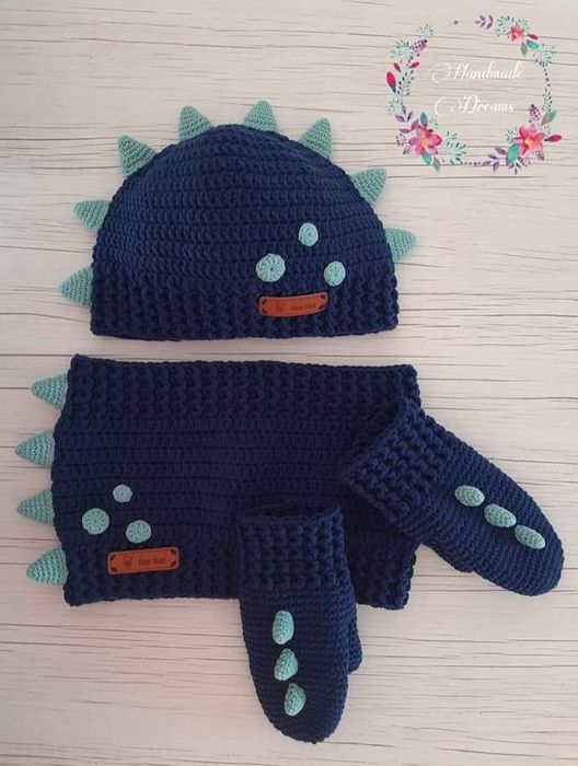 Плетени детски, дамски шапки и шалове