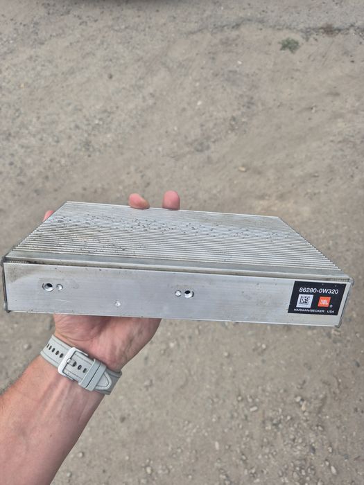 Усилитель JBL, оригинал с Тойота Харриер
