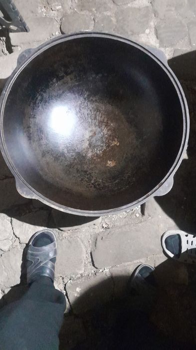 Чугунный казан с крышкой