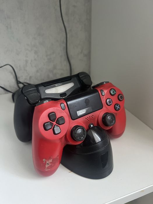 Продам PlayStation 4  pro 1 ТБ + 2 геймпада + 5 игр