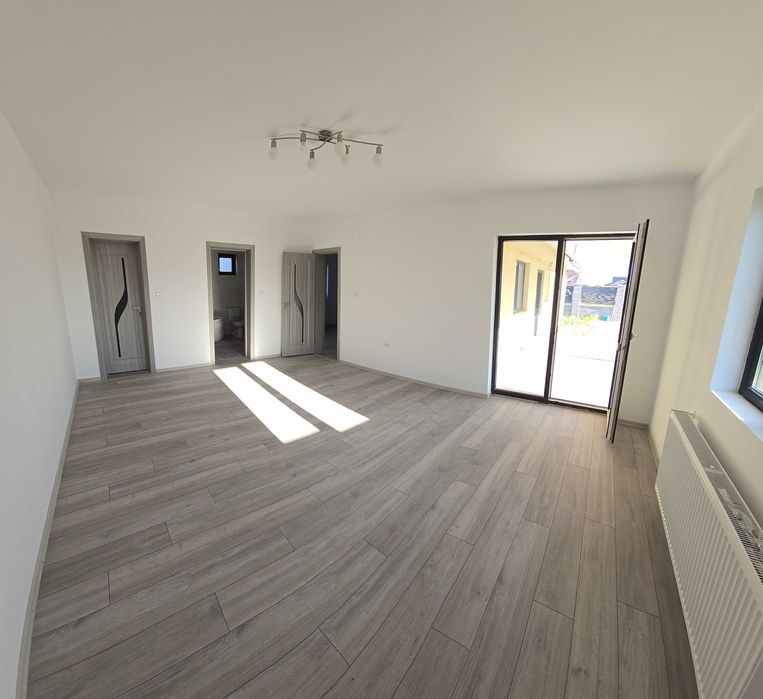 Proprietar vand casa individuala, pe parter, 3 camere, la asfalt 504mp