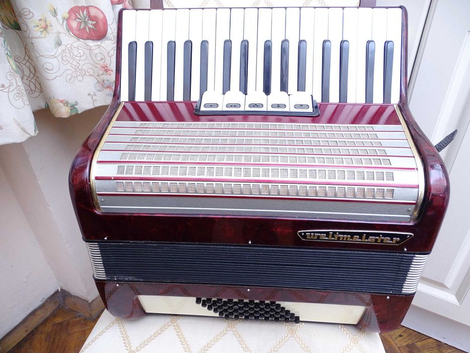 Много запазен стар акордеон Велтмайстер 48 баса