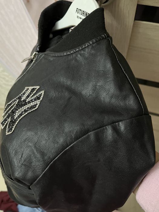 Продам куртку для девочки